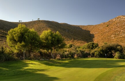Golfplatz mit Sicht auf die Berge